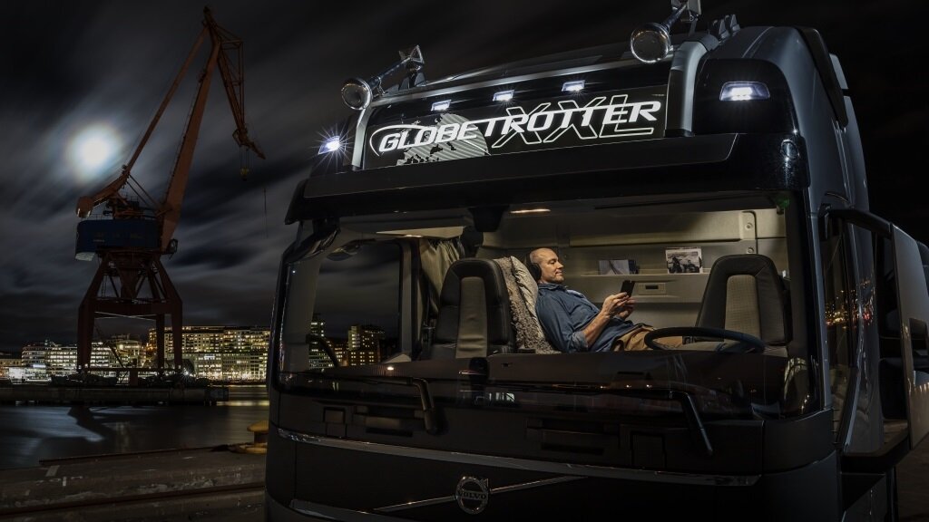 Расширенная кабина Globetrotter XXL сделает более комфортабельными дальнемагистральные поездки для водителей тягачей FH и FH16 (фото: AB Volvo)
