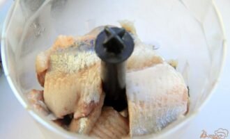 Нарезаем готовое филе на куски и помещаем в чашу блендера.
