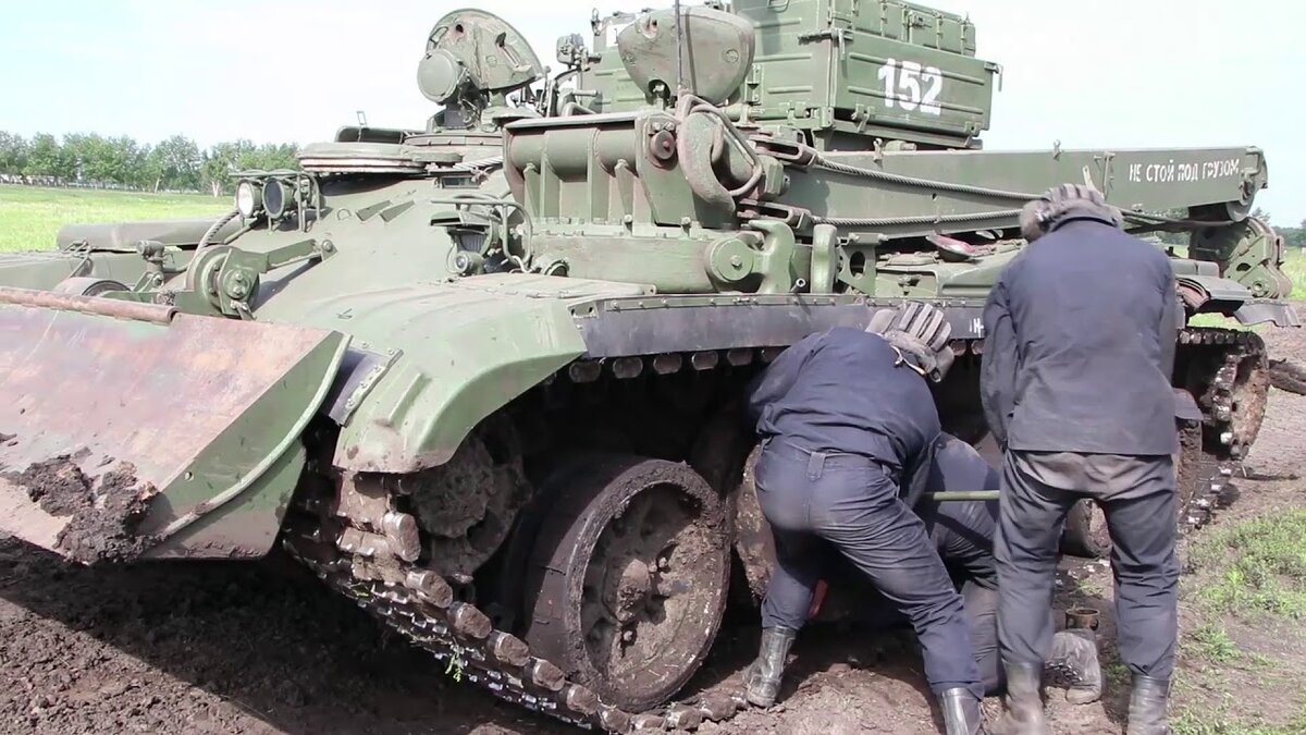 Фото из сети. Замена второго опорного катка.