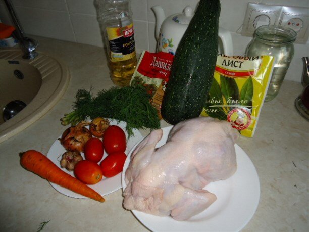  На перине из цукини в кожице простой
Из подаренного садом укропосом
Возлежала цыпа КО-ко в мОркве и лукЕ
Лист лаврухи и чеснок  с томатом рядом.
В мульти-пульти поместила,
Крошечка лежи.
Набирайся силы воли, ароматов.
КО-Ко спрятав крылья слабые 
Далась теплу.
Ну, быстрей, ну быстрей, просилась в блюдо ОНО...(По мотивам А.Розенбаума)