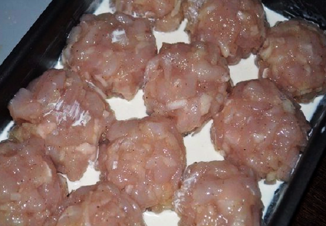 Шарики из куриного филе в духовке (в сливочном соусе)