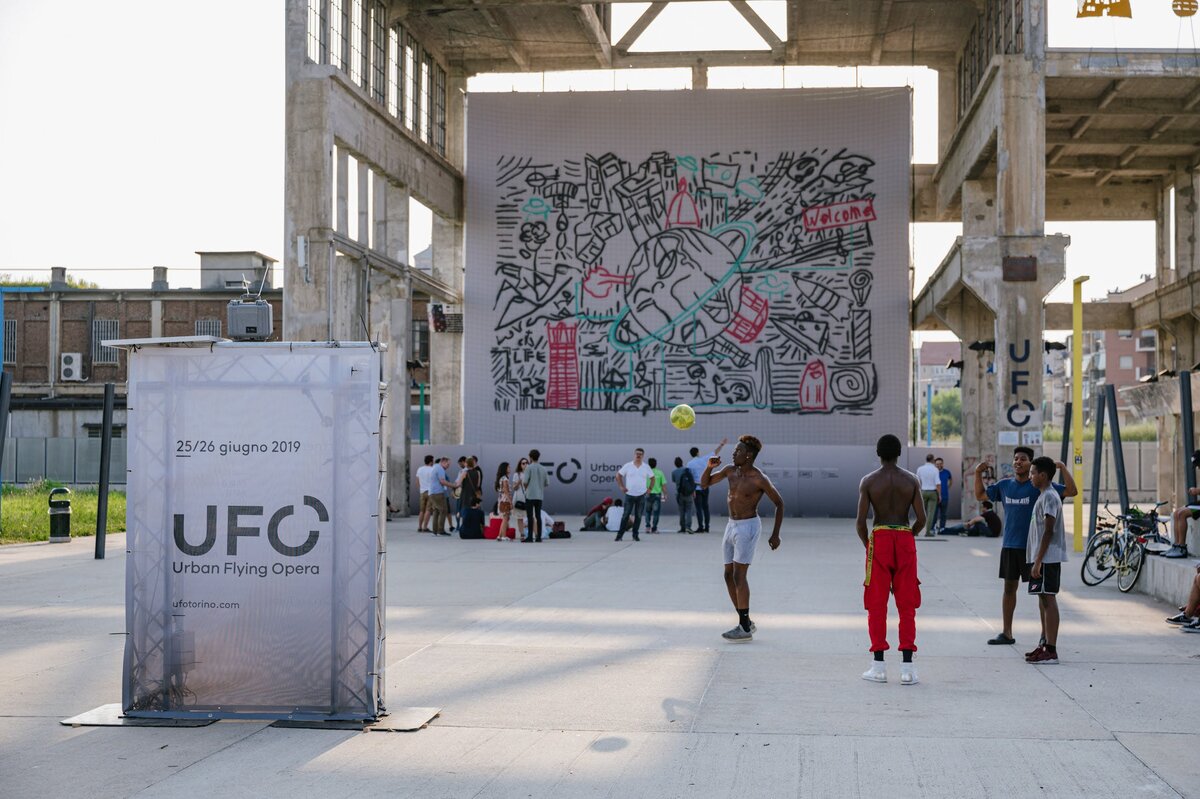 Издалека кажется, что это детская мазня... Но если присмотреться, можно увидеть сотню отсылок, нарисованных с пульта управления дроном!