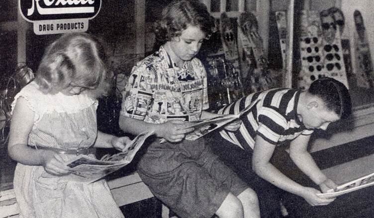 Дети читают комиксы. Начало XX века