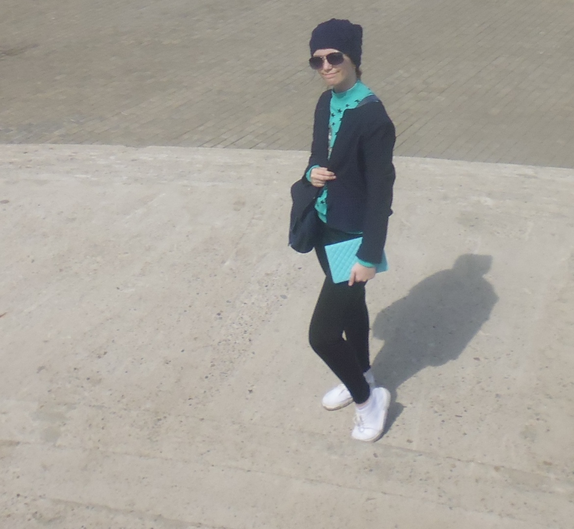 А это я, занимаюсь показом мод, люблю позировать на камеру и вообще фотографироваться.