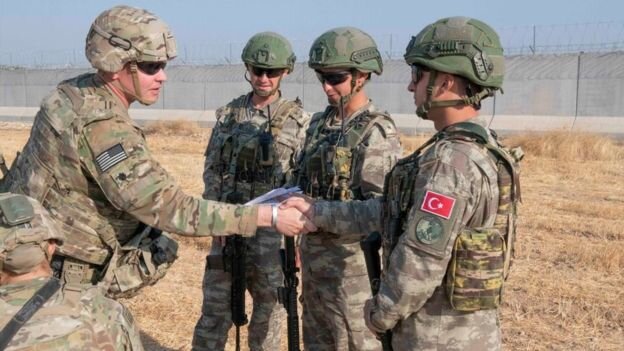 Американские и турецкие военные силы на совместном патрулировании на северо-востоке Сирии в октябре