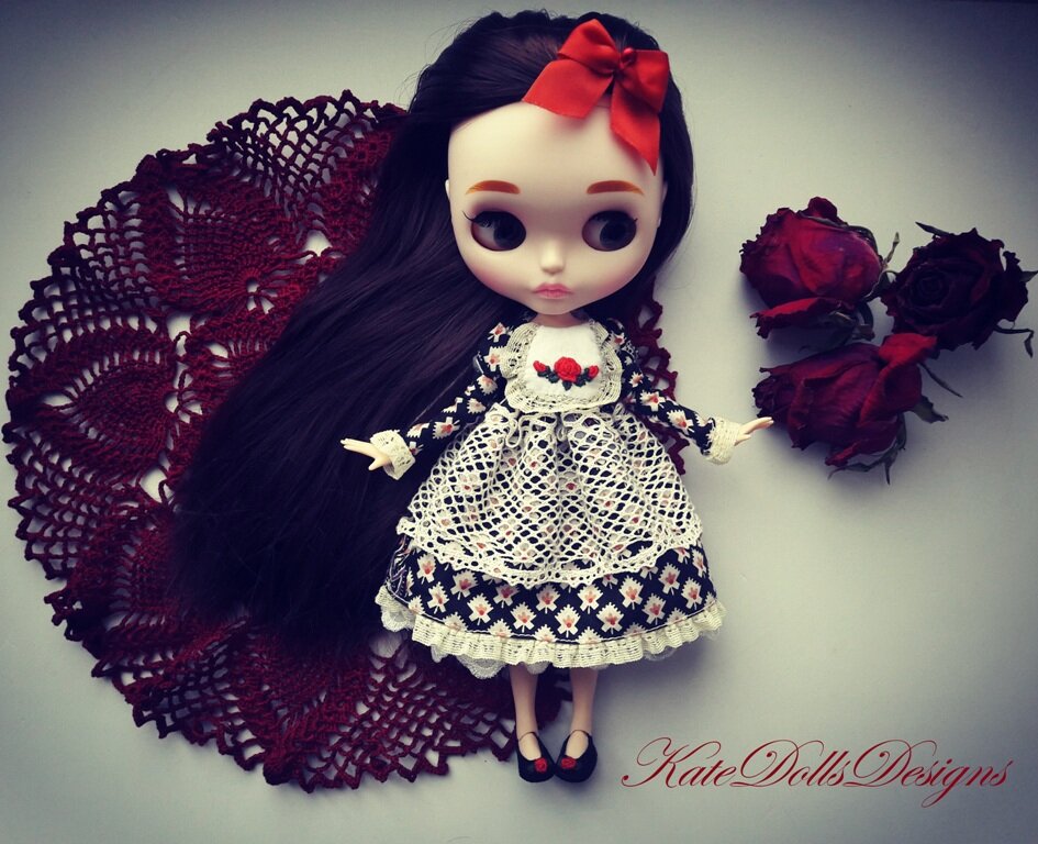 Платье ручной работы для куклы Blythe. Сшит из хлопка, украшен вышивкой и кружевом. аВ комплект входит заколочка и туфельки из натуральной замши