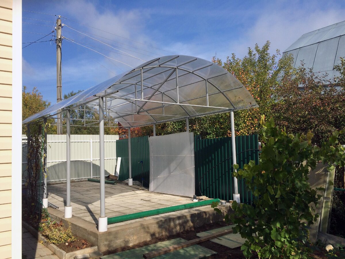 Столбы вмурованы в ленту. 