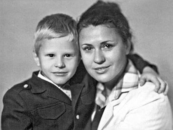 Валентина Толкунова с сыном.