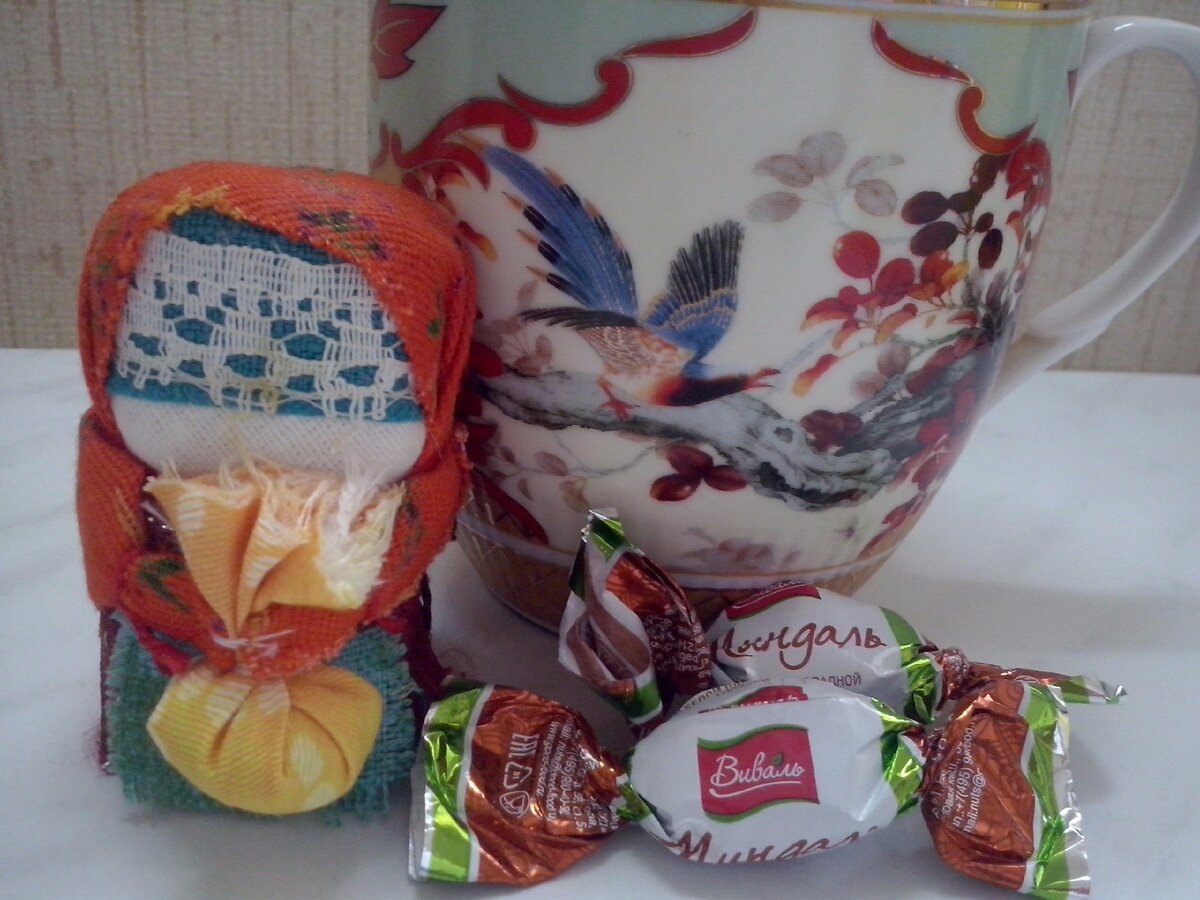 Эта бабушка-калачница родом из Мурома. Такая куколка живет на моей кухне и помогает во всяких делах, особенно в выпечке.