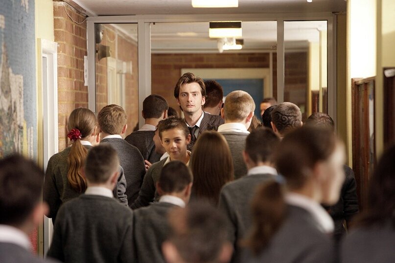 Слишком много глаз вокруг, чтобы и дальше оставаться незамеченным 