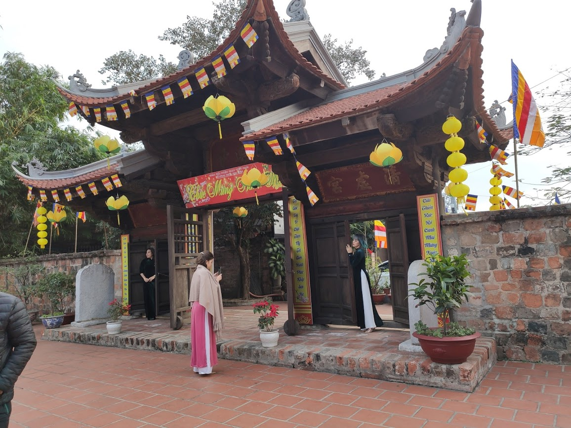 Очень многие девушки приезжают в национальных нарядах