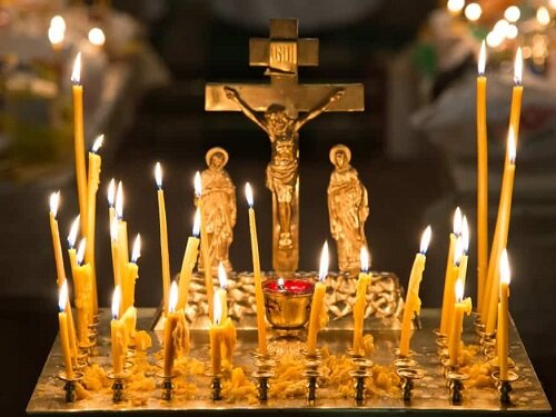 Даты поминовения усопших в церковном календаре отмечены особо. В календаре церковных праздников на 2020 год отражены все дни, когда верующие смогут помянуть близких, ушедших в лучший мир.