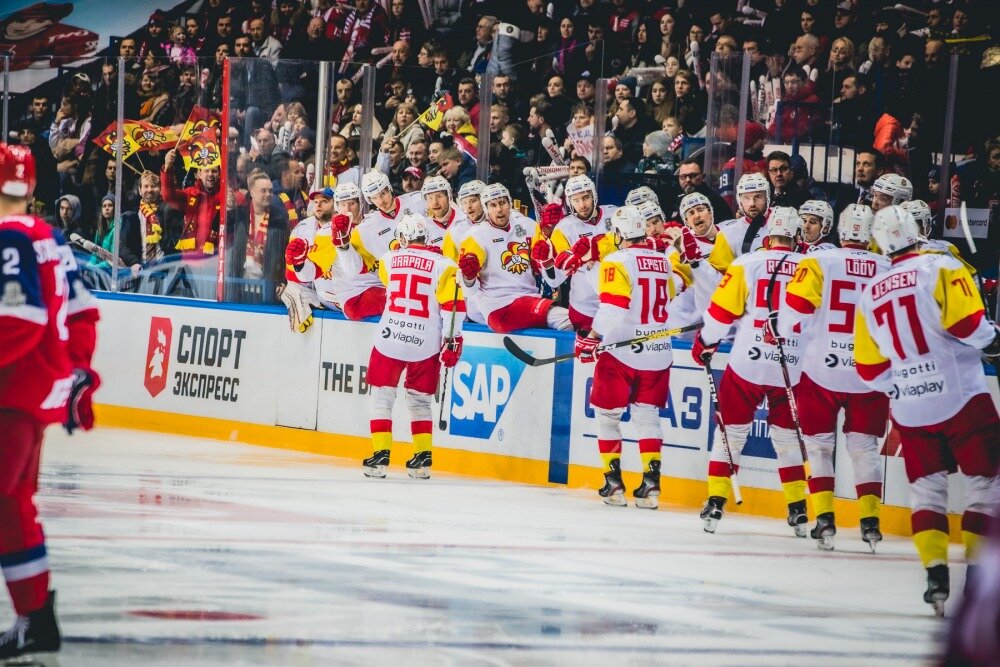 Напряжённая ситуация с коронавирусом вынудила «Йокерит» отказаться от выступления в плей-офф Кубка Гагарина. Руководство финского клуба не намерено проводить матчи полуфинальной серии Западной конференции против питерского СКА, сообщает финский порта.