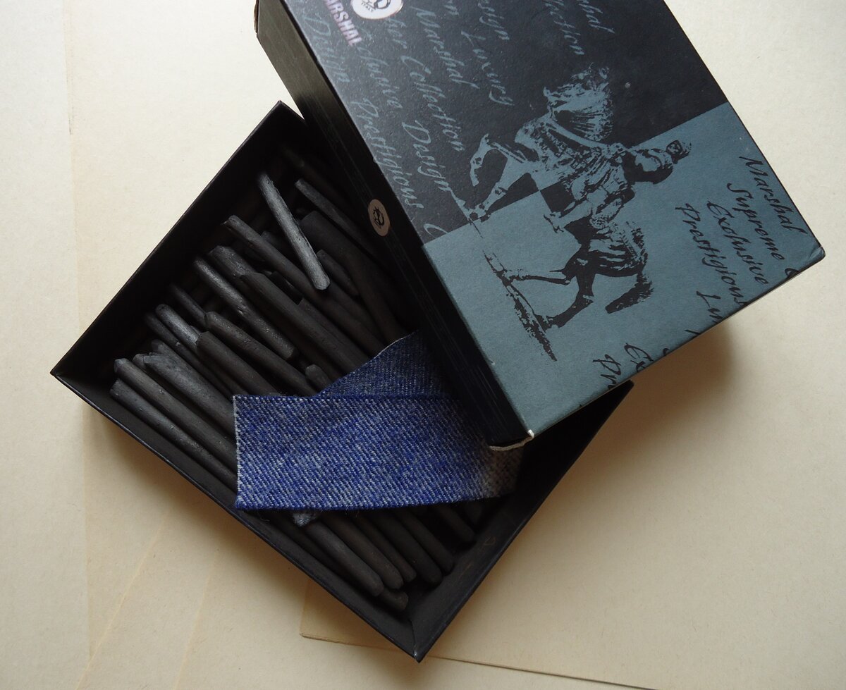 Моя коробка с угольными палочками (с полосками шерстяной ткани для растушевки) 