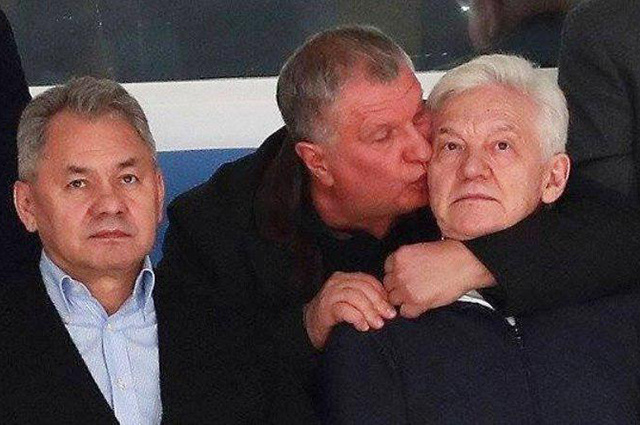 http://www.spletnik.ru/buzz/chronicle/88886-igor-sechin-tceluet-timchenko-i-shoygu-luchshie-memy.html   Сергей Шойгу, Игорь Сечин и Геннадий Тимченко 
