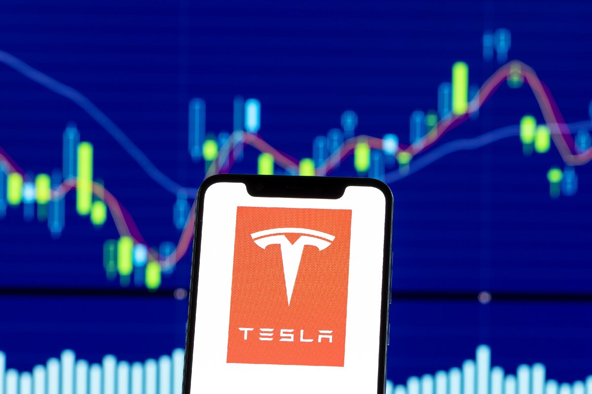 Попытаюсь рассказать про причины столь бурного роста акции компании Tesla