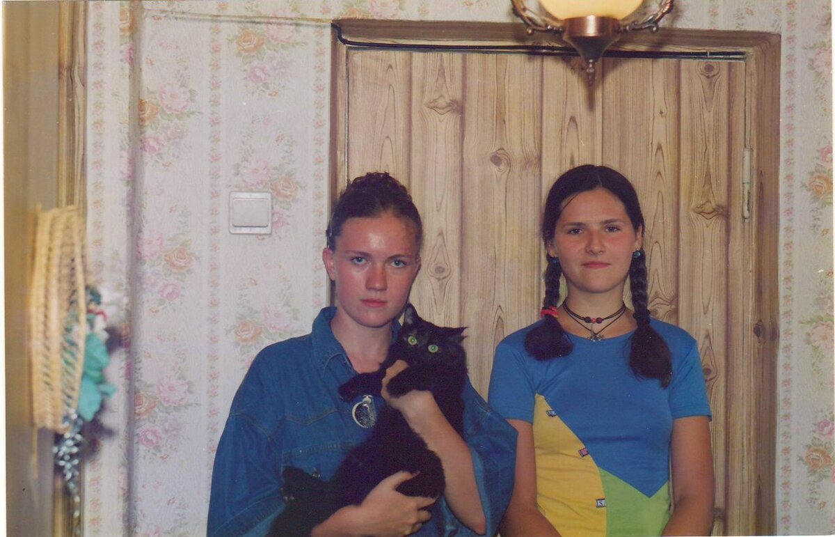 Я с косичками. Тут мне 15 лет.