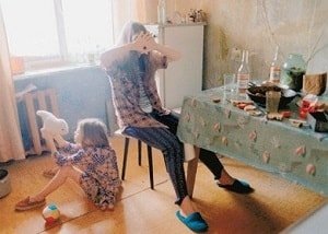 Семейная терапия нужна, чтобы научиться жить с алкоголиком, узнать о заболевании и умело поддержать больного.