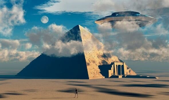 По сей день строительство египетских пирамид считаются абсолютной тайной. Одна из популярных теорий гласит, что такое чудо архитектурной мысли могли построить только внеземные цивилизации.
