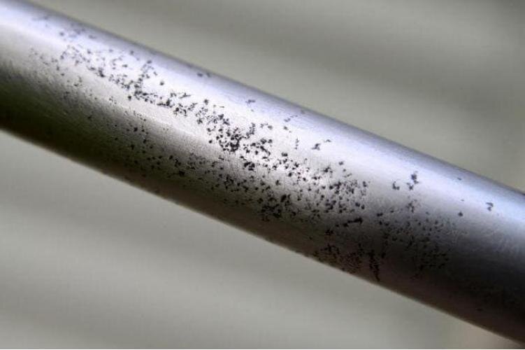 Так выглядит коррозия алюминия. Ее часто называют точечной или питтинговой
Фото: Яндекс.Картинки / metallcleaner.com
