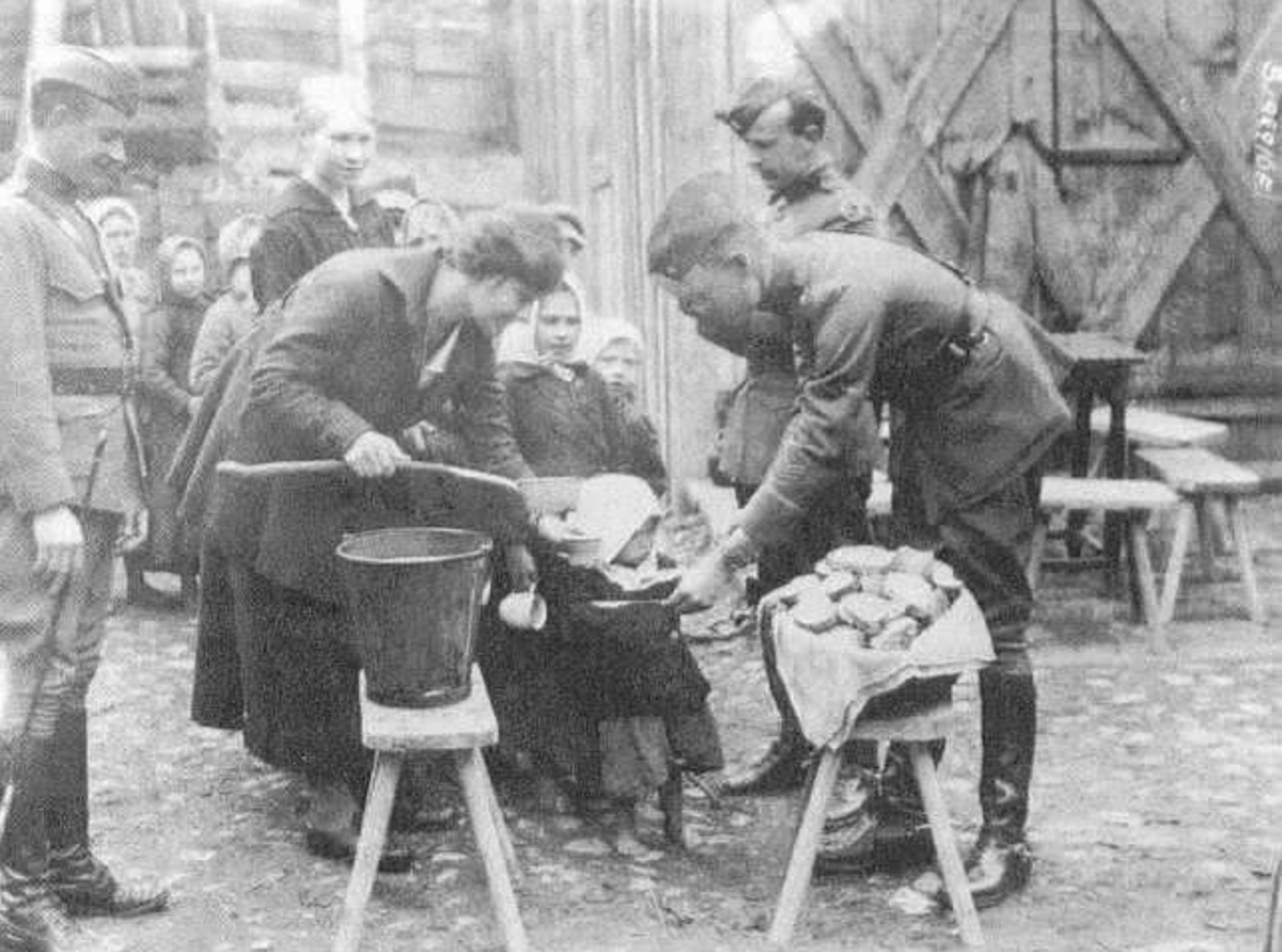 Сотрудники Американской помощи кормят детей во время голода 1921—1922 годов. 