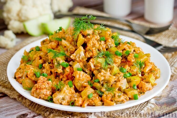 кабачки, капуста цветная, лук репчатый, чеснок, сметана, томат-паста, лук зелёный, зелень укропа, соль, перец чёрный молотый, масло подсолнечное