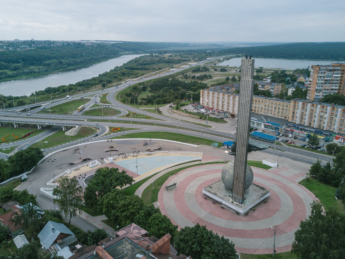 
Памятник 600-летия Калуги.
