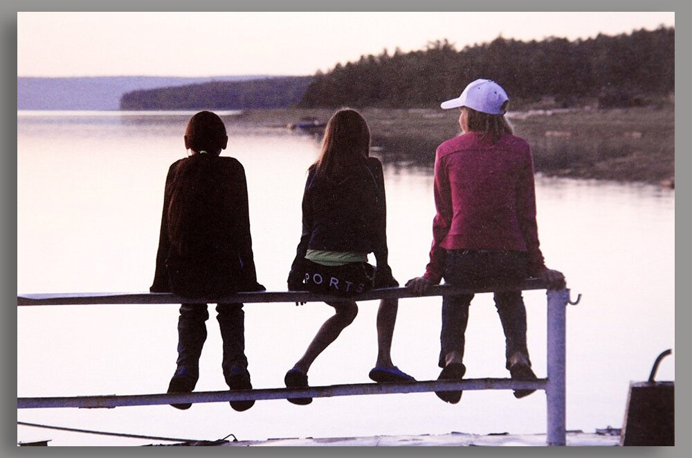 Девочки на Ангаре (фото из альбома "По Ангаре", созданного по итогам путешествия сибирских писателей в 2009 году)