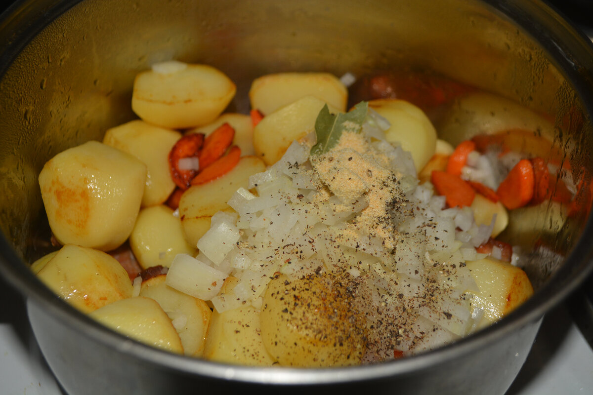 Тушёная картошка с мясом, добавляем плавленый сырок и получаем новое блюдо