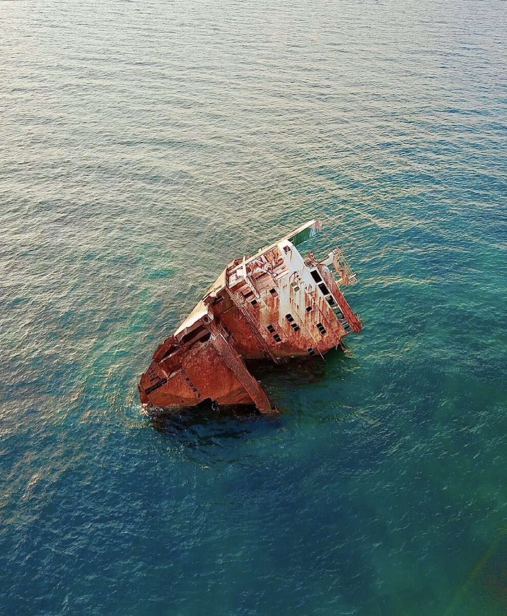 Затопили корабль в черном море сегодня. Затонувший сухогруз Тарханкут. Мыс Тарханкут Крым затонувший корабль.