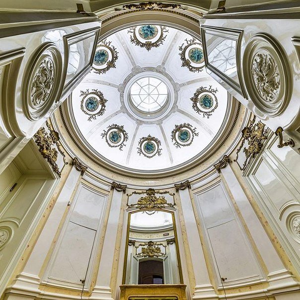 Особняк ведет свою историю от XVIII века – первый дом здесь возвел прадед А. С. Пушкина, «арап Петра Великого» Абрам Ганнибал. Здание сохранило следы архитектурного проекта тех времен, однако интересно, прежде всего, воссозданными интерьерами XIX в. 