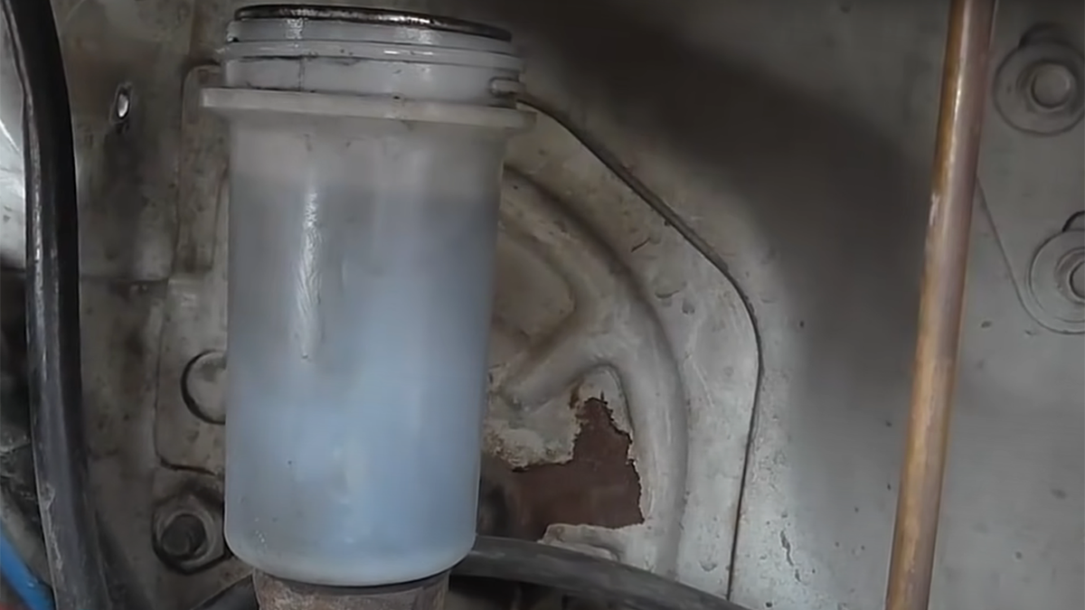 Бачок с жидкостью