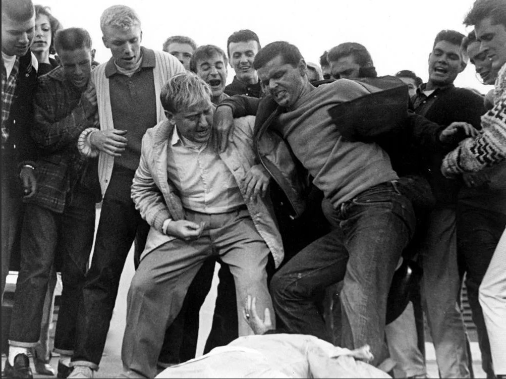 Кадр из фильма “Слишком рано для любви” (1960), в центре Джек Николсон в роли Бадди