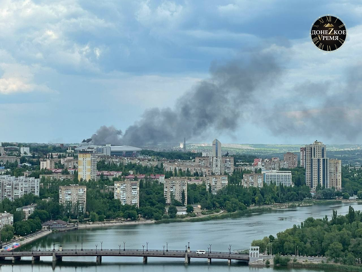 ВФУ уже два часа расстреливают Киевский район Донецка натовскими снарядами