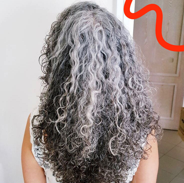 Если у вас возникают сложности в укладке седых завитков - попробуйте наносить на них не привычный стайлинг, а что-то более или менее фиксирующее. Главное - не бойтесь экспериментов!