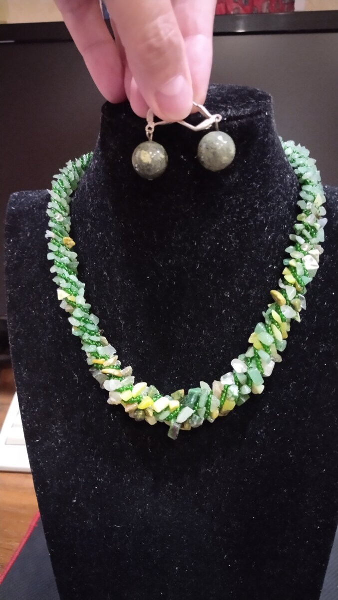 На фото как-то слишком разные по цвету серьги и бусы получились. На самом деле они ближе по цвету 