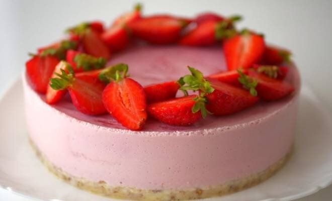 Творожно-йогуртовый торт с ягодами
