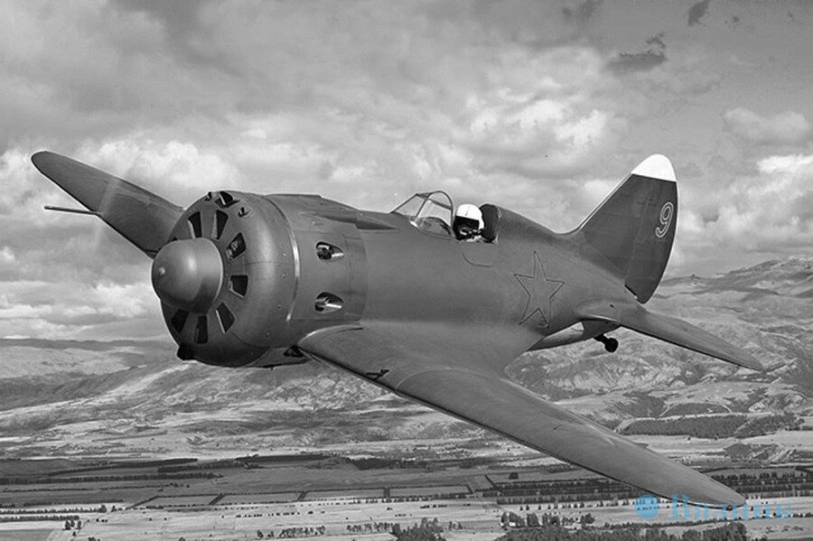 Самолёт И-16 в небе.