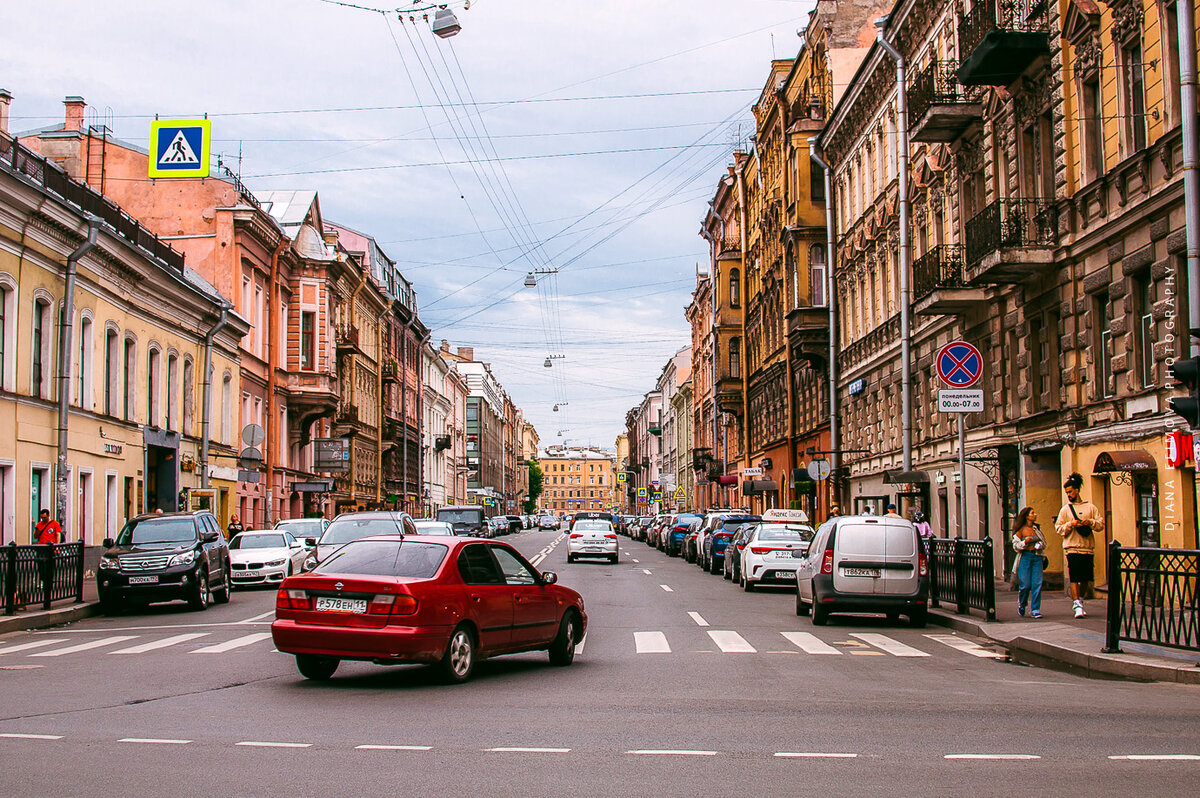 Здесь и далее фотографии СПб в районе Владимирской-Достоевской, сделанные НЕ на этом злополучном свидании, но пусть они будут здесь, чтобы вы прониклись атмосферой летнего Петербурга 