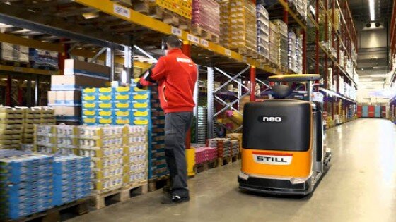 Фото из интернета. При правильном наборе работник склада снимает сначала верхний ряд продукции полностью, потом следующий ряд и т.д. А при "удобном" наборе человек берёт то, что ближе к нему, оставляя сзади на поддоне возвышения из коробок, пакетов с товаром (подобную "лесенку" можно увидеть и здесь на фото).