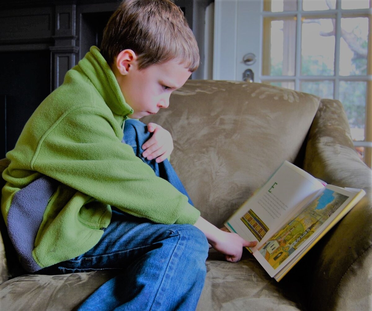 Ребенок читает фанфики