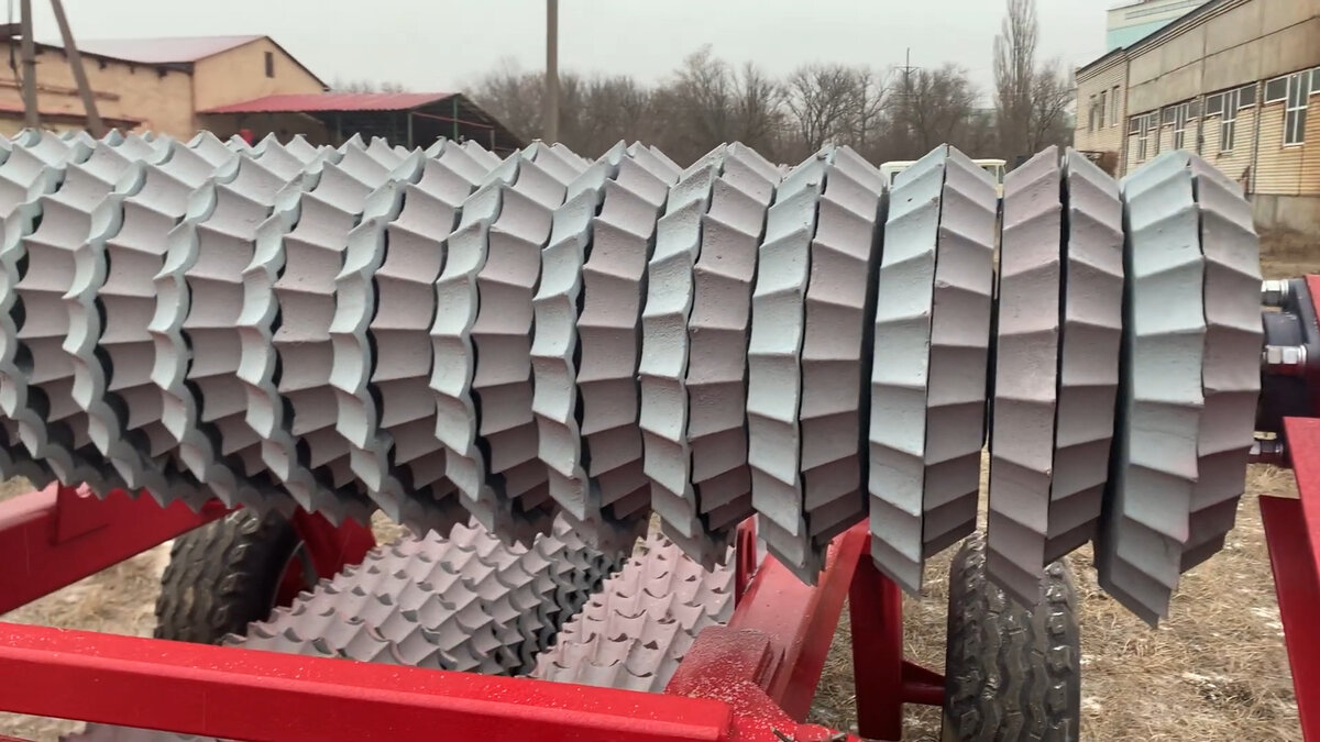 Призменный каток ККЗ-9,2-03 на складе завода