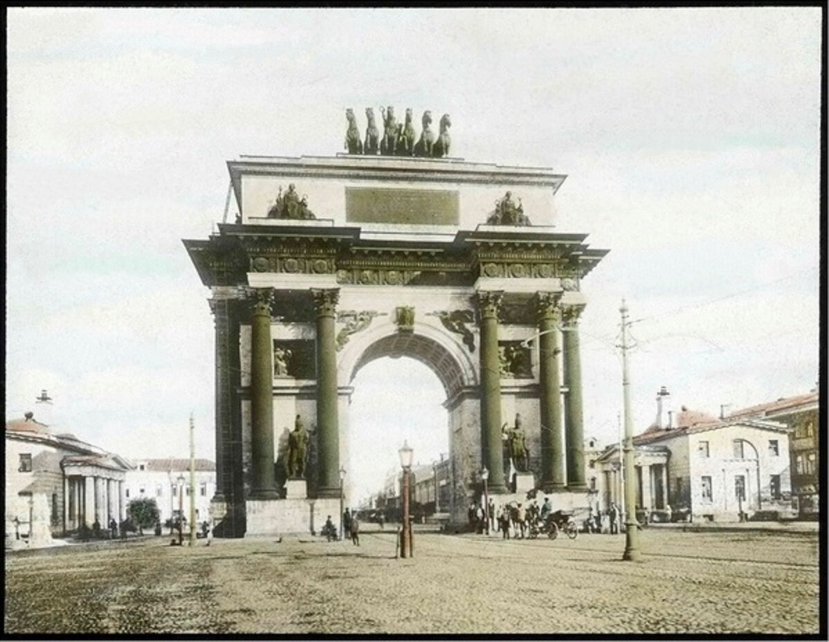 Триумфальная арка. Вид со стороны железнодорожного вокзала.