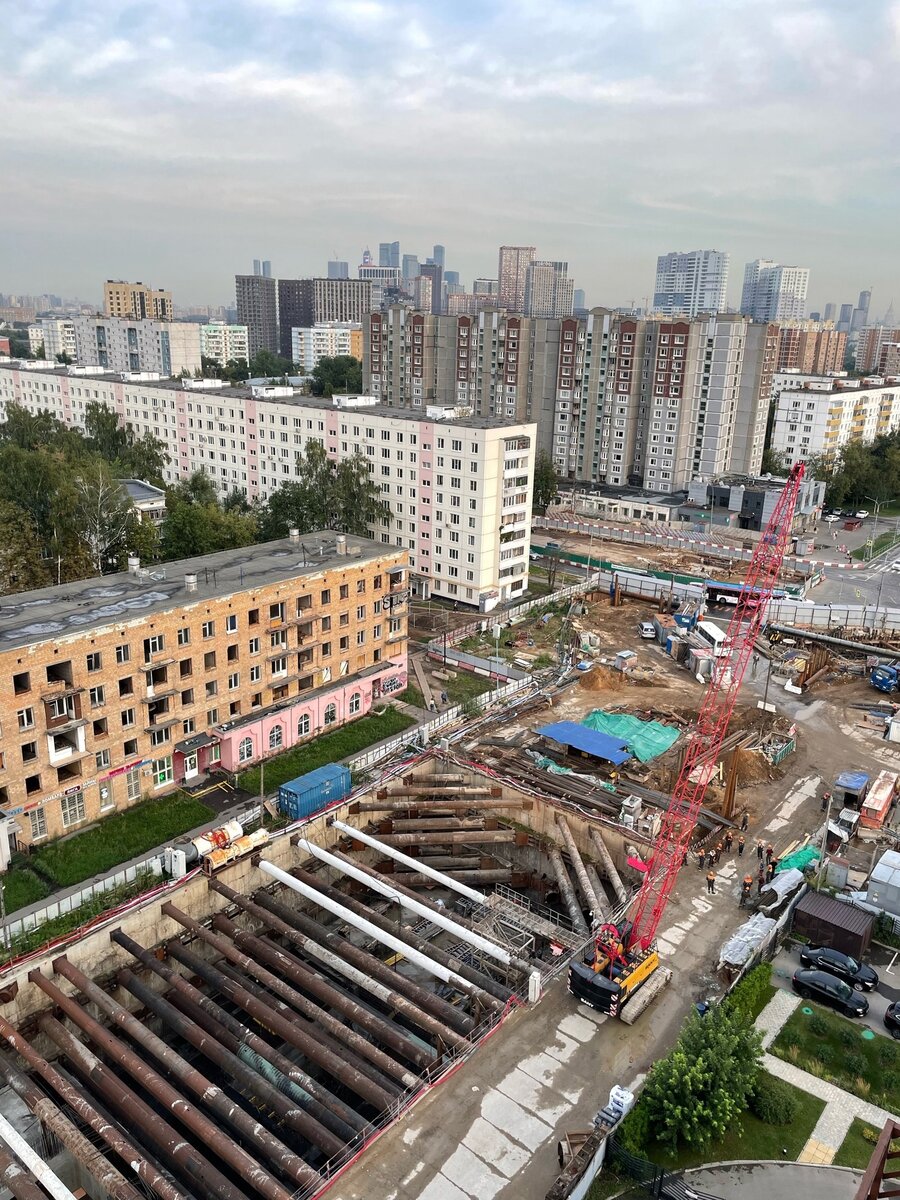 📷 1: Начались работы по строительству части пересадочного коридора на станцию БКЛ, забурены трубы под ещё одну часть котлована коридора пересадки. Залито верхнее перекрытие подземного перехода под проспектом Маршала Жукова.