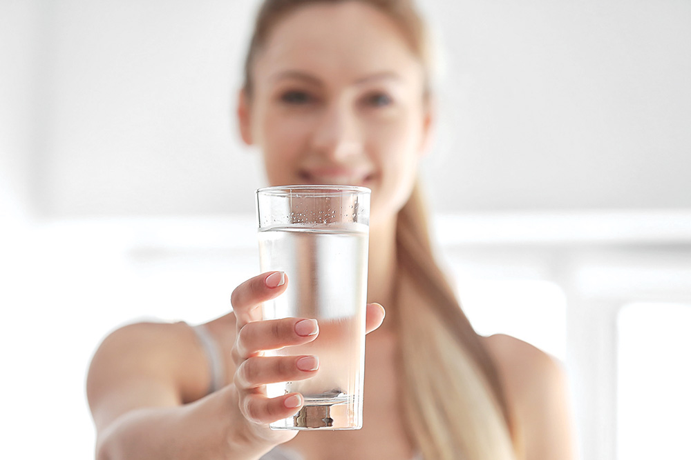 Девушка со стаканом воды. Девушка пьет воду. Девушка пьет воду из стакана. Красивая девушка пьет воду. Белый попить
