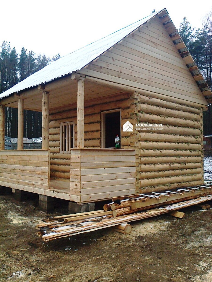 Сруб бани с террасой или верандой - оптимальный выбор для дачи.