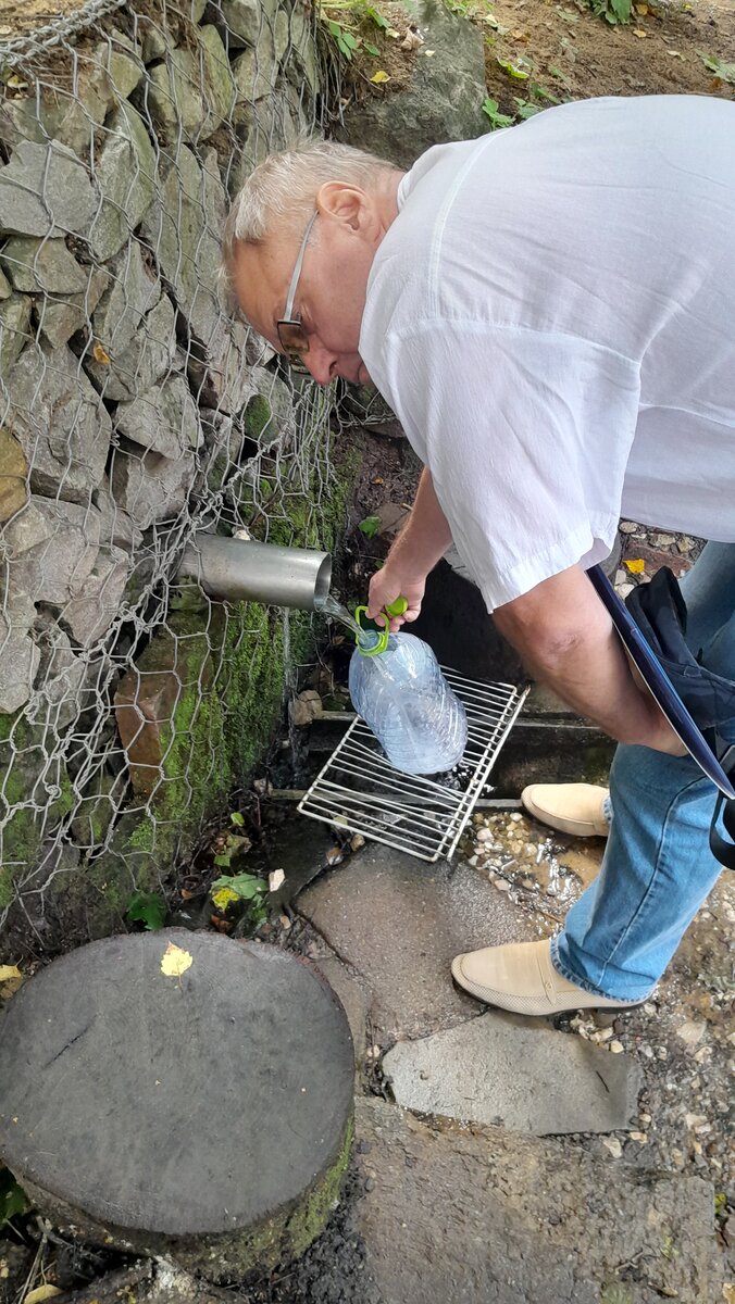фото автора, родник "Царевна лебедь", набираем воду.