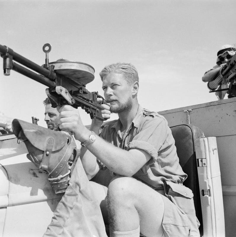 Британский солдат с Виккерс Г.О. (май 1942).