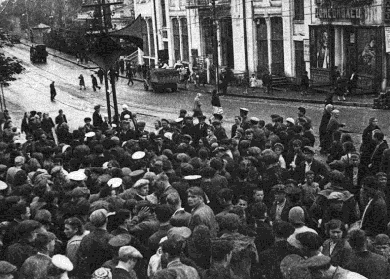 1941. Жители Хабаровска слушают по радио сообщение о нападении гитлеровской Германии на СССР