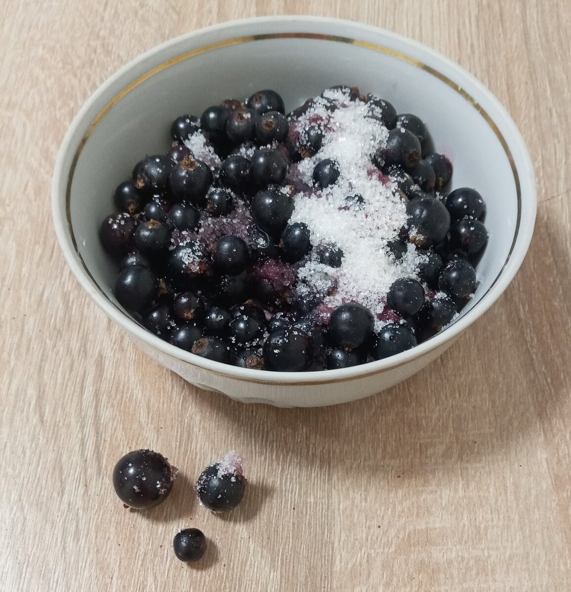 Размораживала зимой ягоды, присыпала сахаром, слегка разминала и ... аромат в квартире стоял летний!!! Фото автора